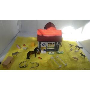 Breyer 59212 Riding Camp Stablemates Stable 1:32 horse toy & Extras READ DESCRIP